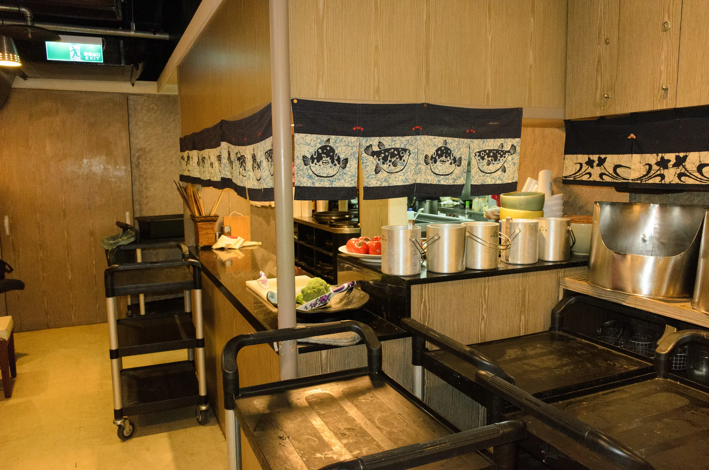 Cocina de restaurante con carros y fogones